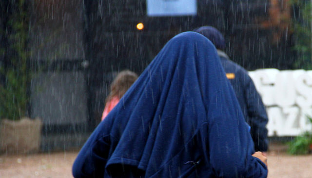 Abriendo el paraguas