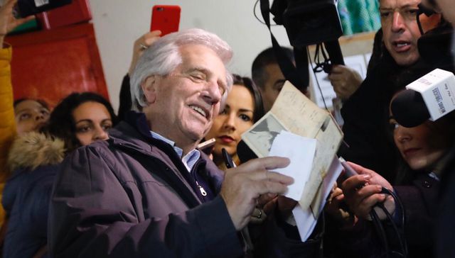 Con las manos en el papel