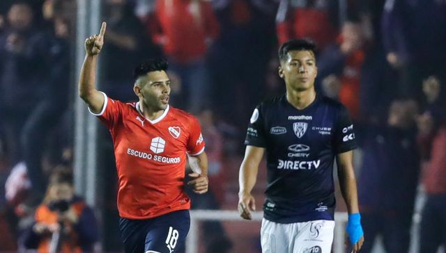De atrás y en la hora