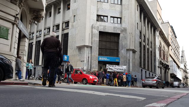 Veo llegar a las botas