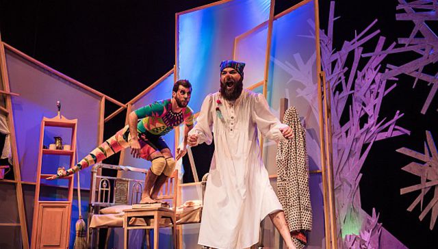 Actuar pegados es actuar