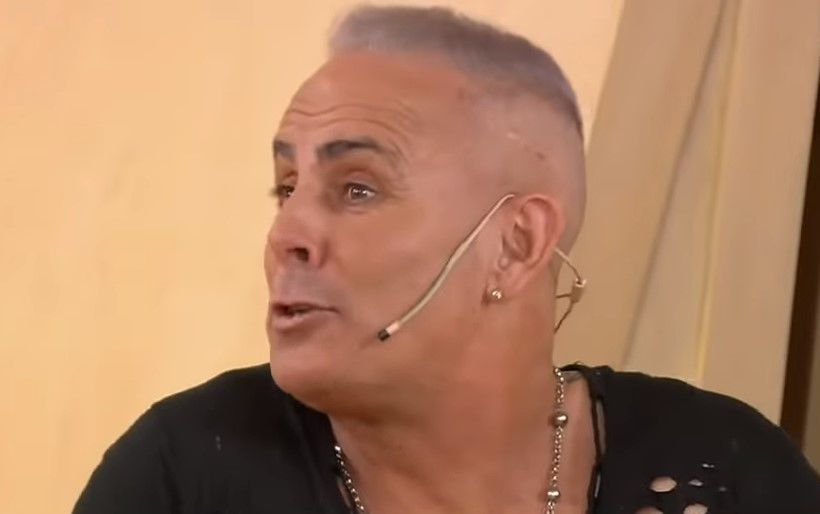 Un hincha que dirige