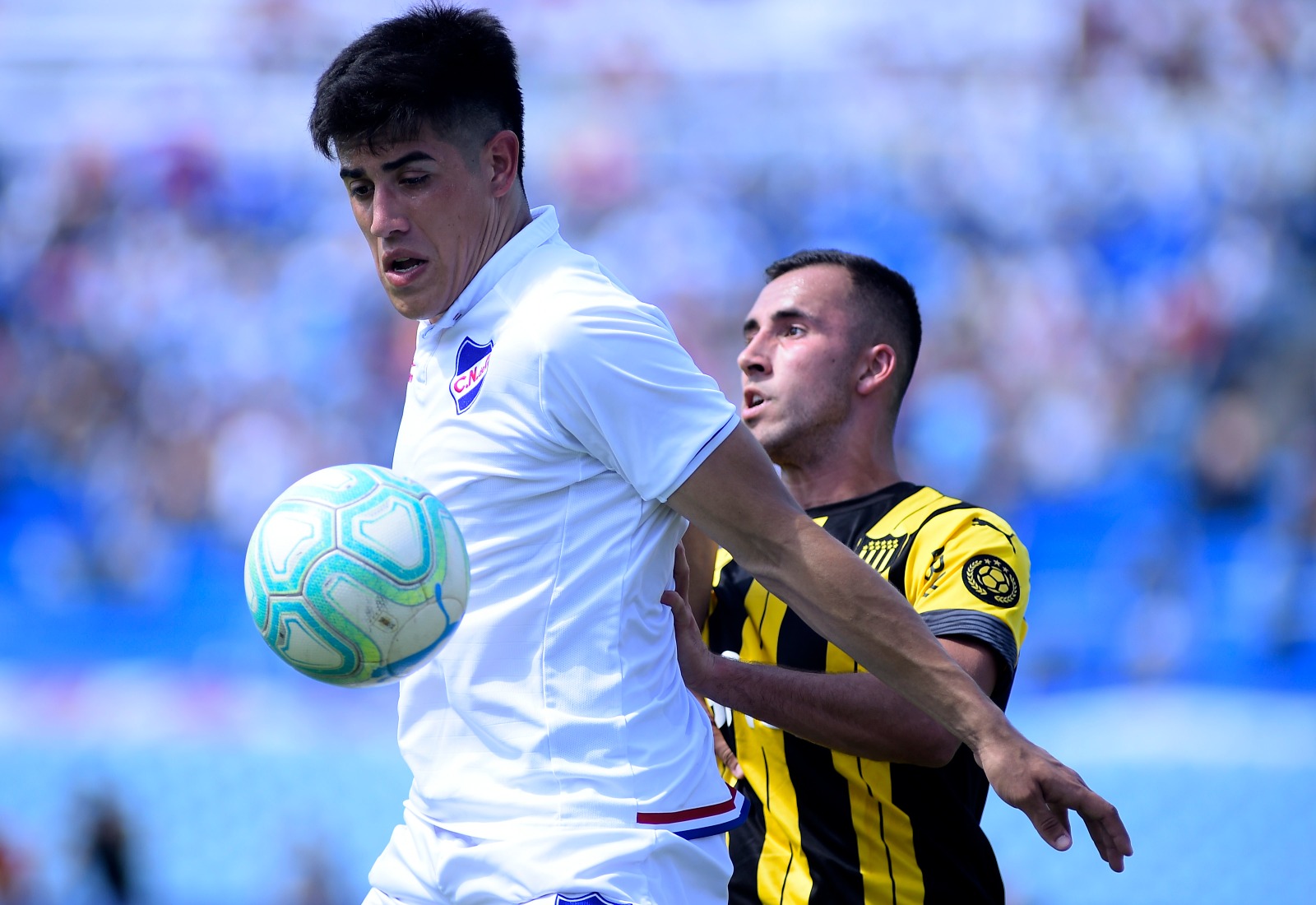 Peñarol venció 3-0 a River y continúa en lo más alto del torneo clausura y tabla  anual por el fútbol profesional uruguayo.