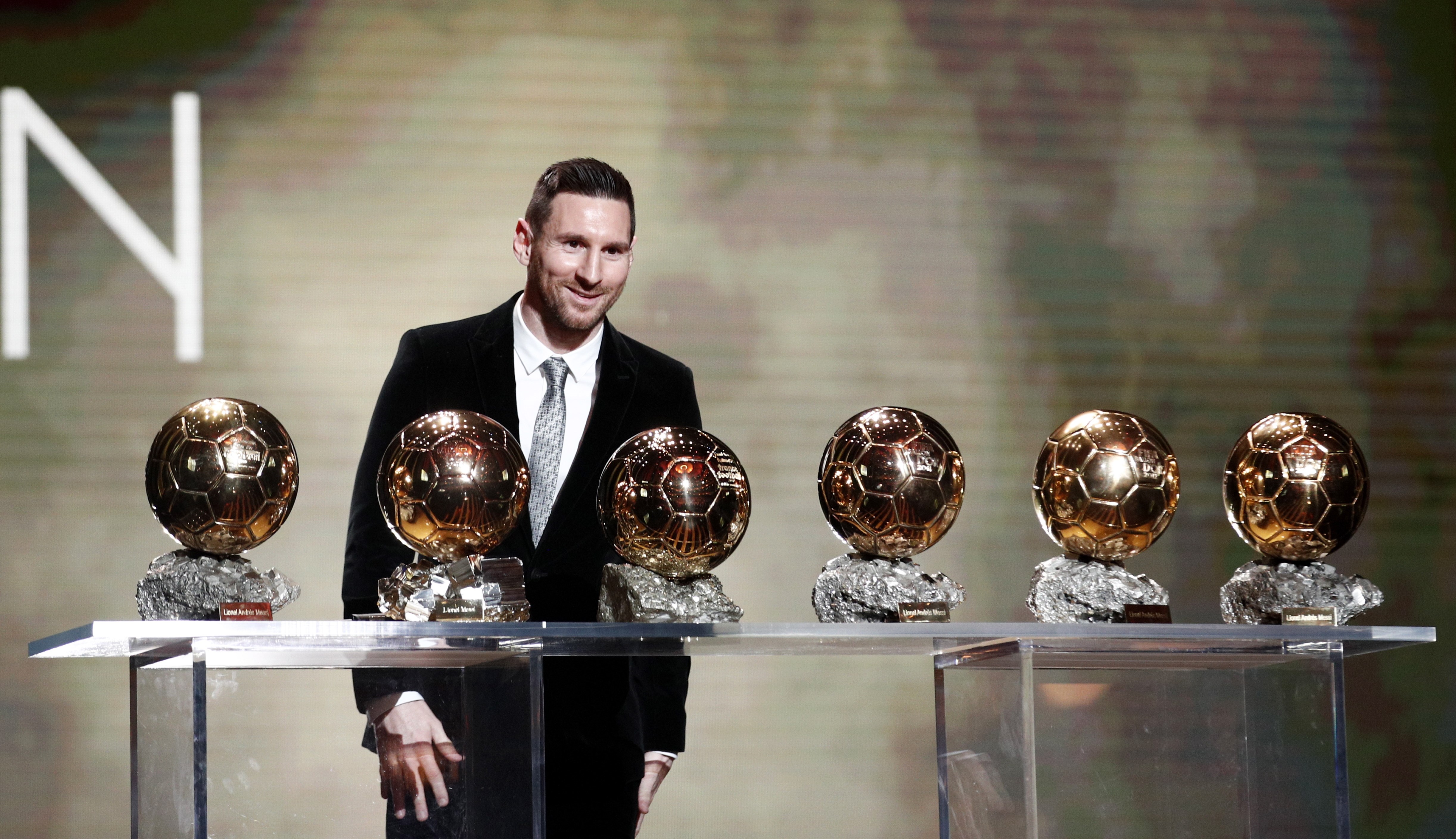 El argentino Lionel Messi fue premiado con el sexto Balón de Oro de su