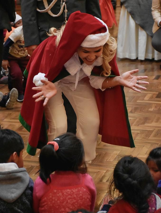 La presidenta interina de Bolivia y su particular mensaje vestida de Papá Noel