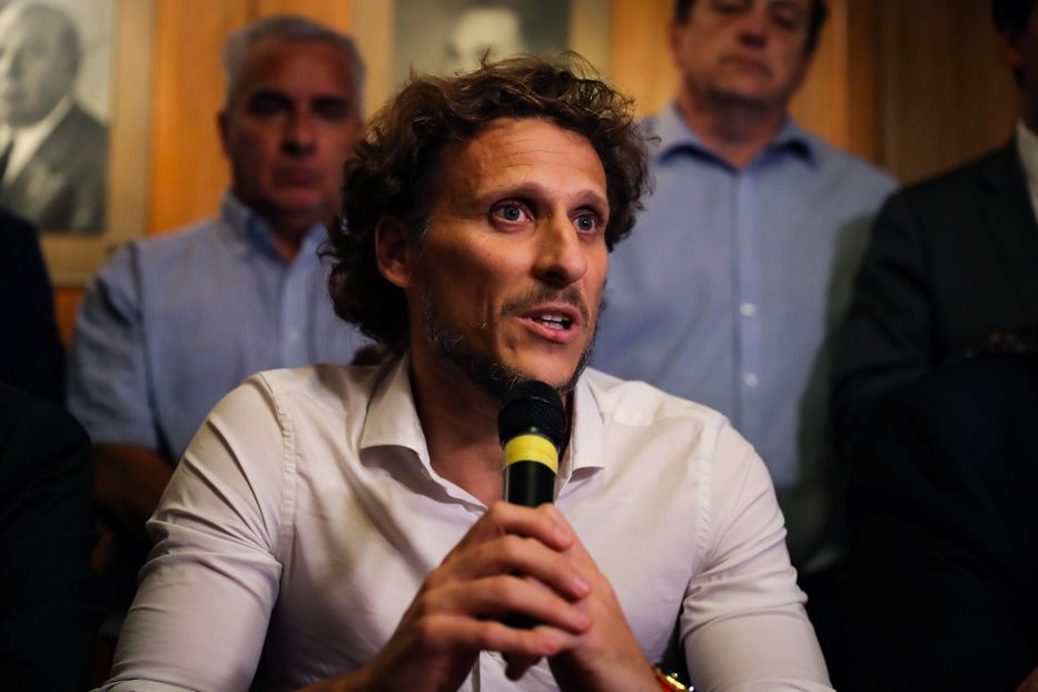 De atrás hacia adelante