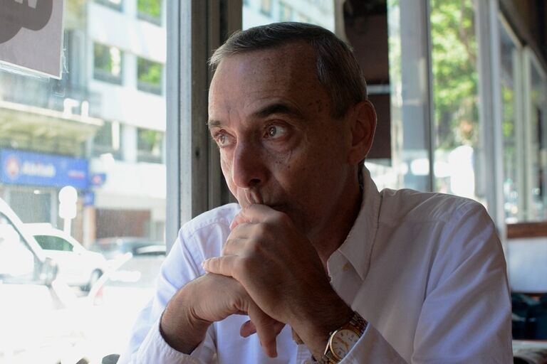 El relator Juan Carlos Scelza sufrió fuerte golpe en el baño y se quebró cuatro costillas
