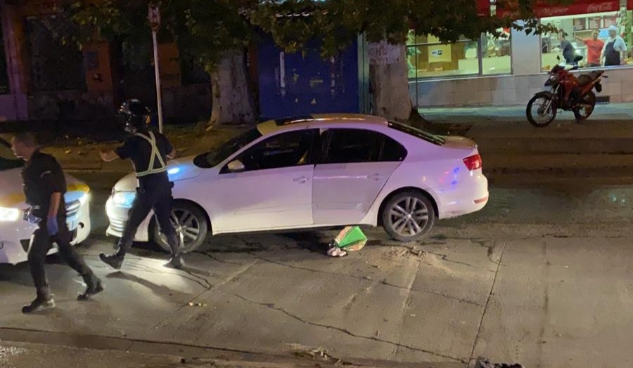Mujer herida de bala y un delincuente muerto tras persecución y tiroteo
