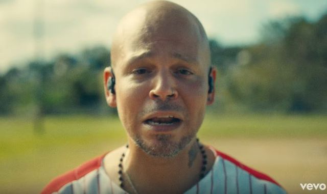 Residente vuelve a ser “René” con el tema más emotivo de su carrera