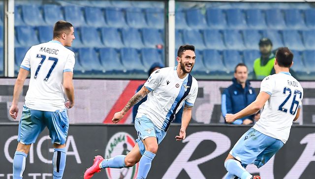 Le respira en la nuca