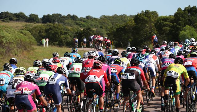 Al desfilar la airosa caravana