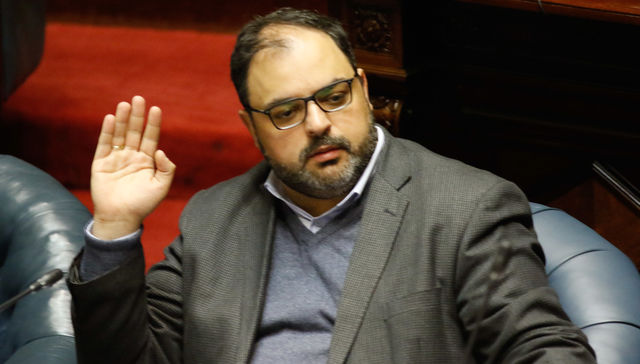 Montesquieu mira atento