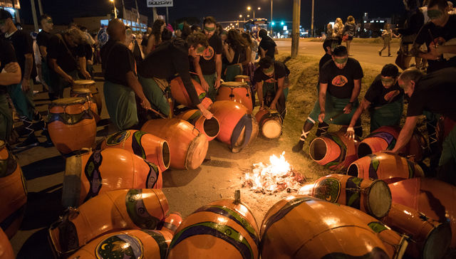 Se quedó tirando versos a la luna