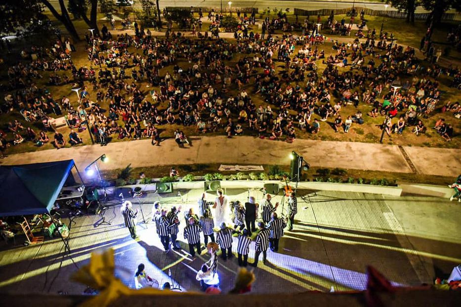 El primer tablado de Más Carnaval reunió a decenas de personas en el Parque Capurro