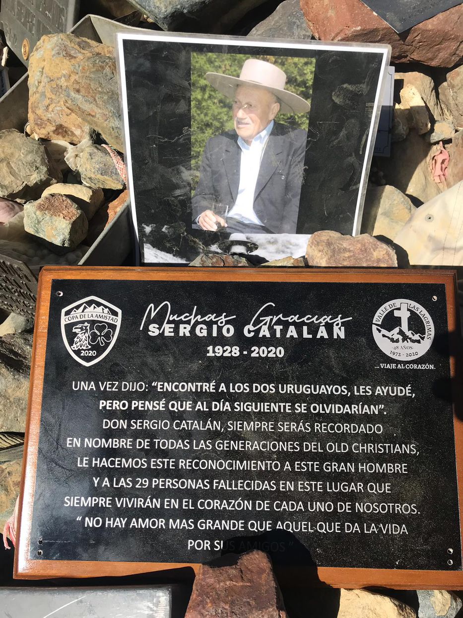 Sobrevivientes de Los Andes colocaron una placa para el arriero en el ...