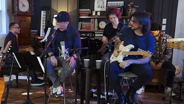 Bien cerca (figurativamente)