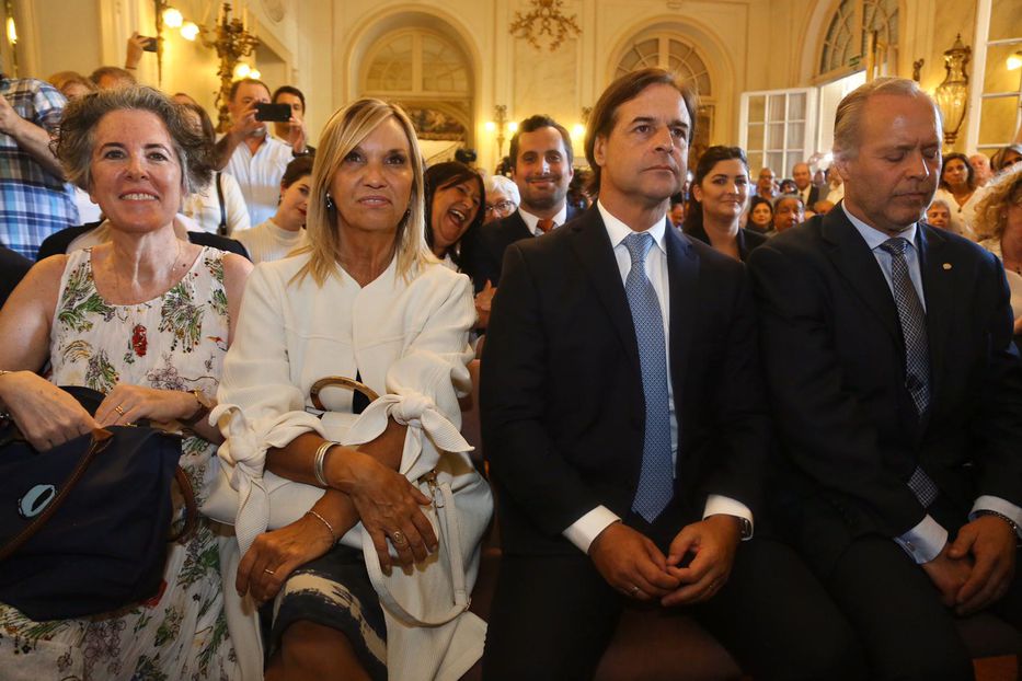 Detrás de los sillones