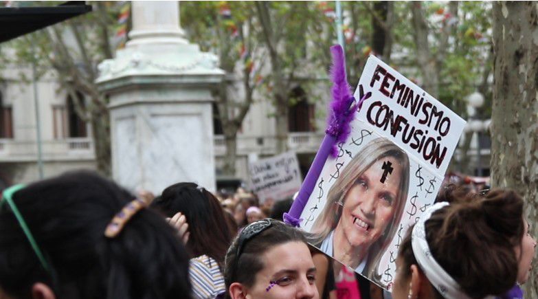 Críticas a quienes llevaron carteles en la marcha acusando a Argimón de traidora