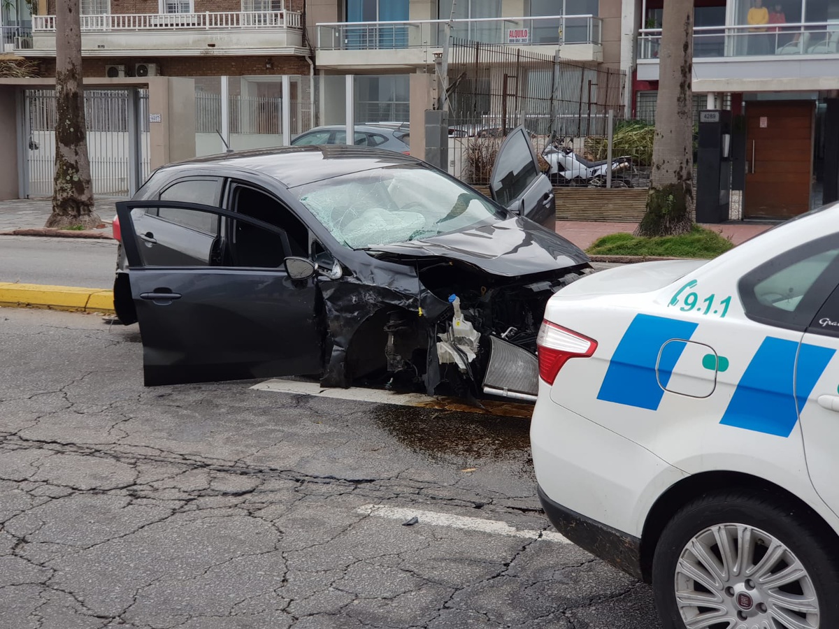 Choque frontal entre dos autos en la rambla dejó a tres personas heridas