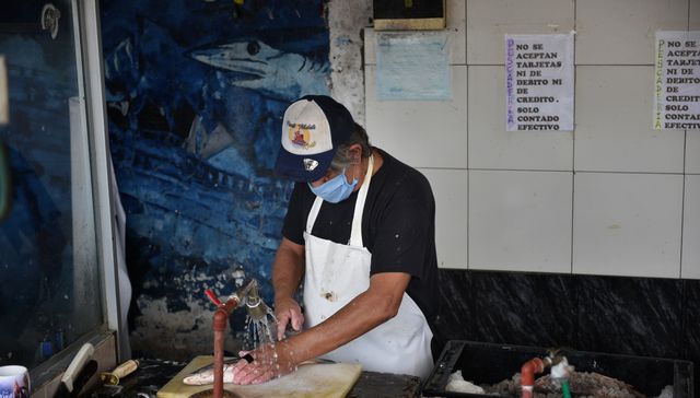 No me hables al oído