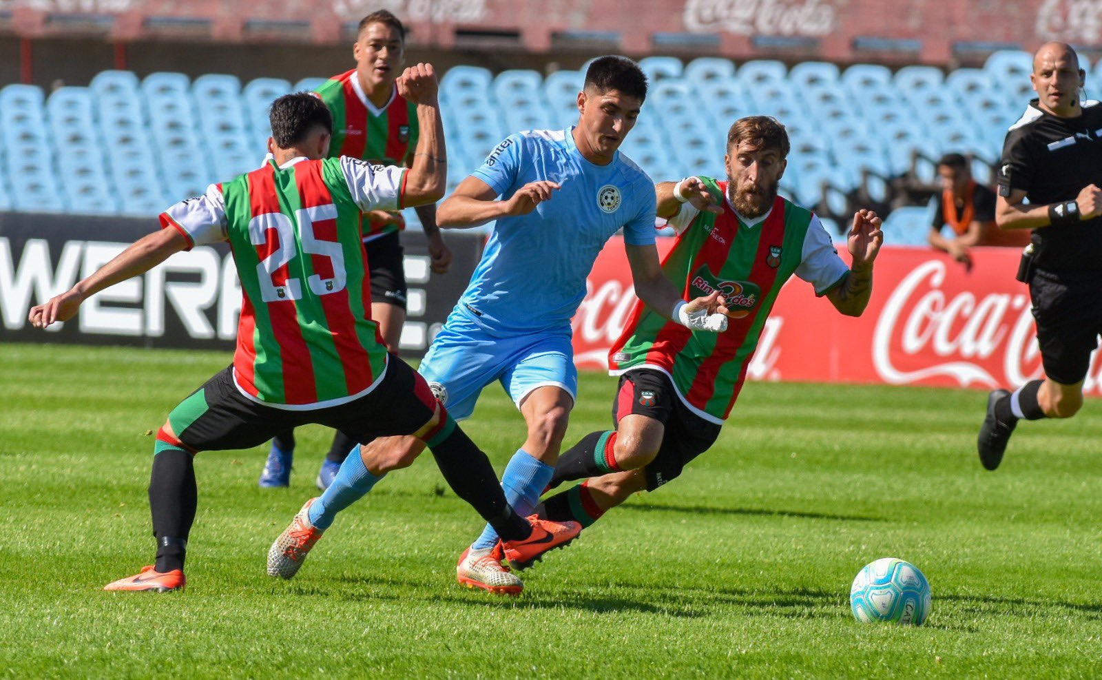 Sólo tres planteles del fútbol uruguayo siguen cobrando el 100 de sus