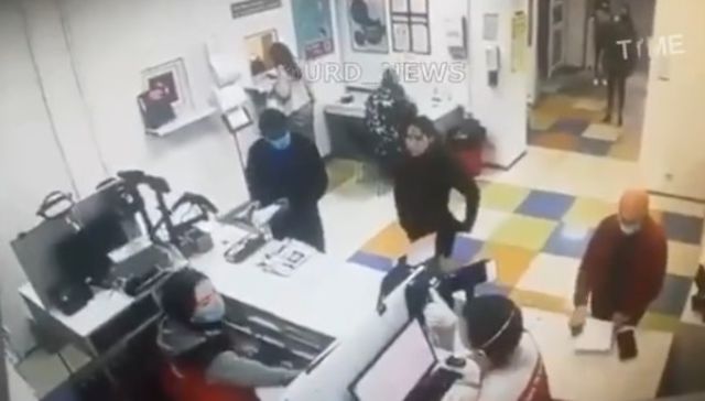 Lo atamos con alambre