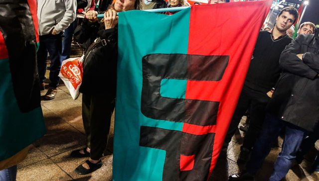 Te corre por izquierda