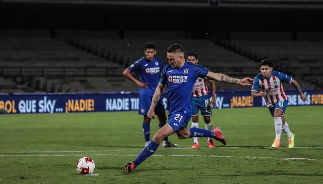 Sale un uruguayo entra otro
