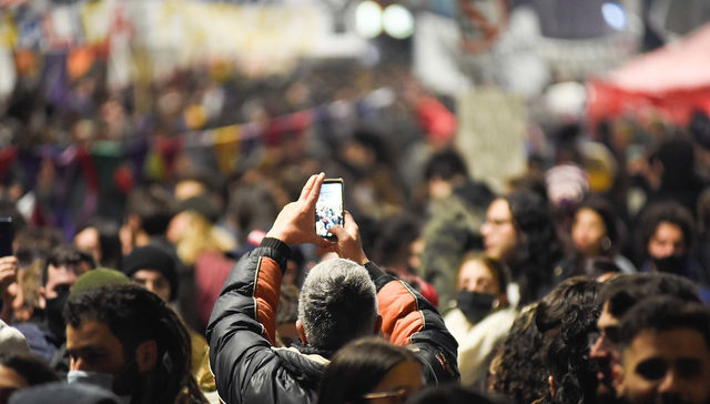 Cuidado, gente manifestándose