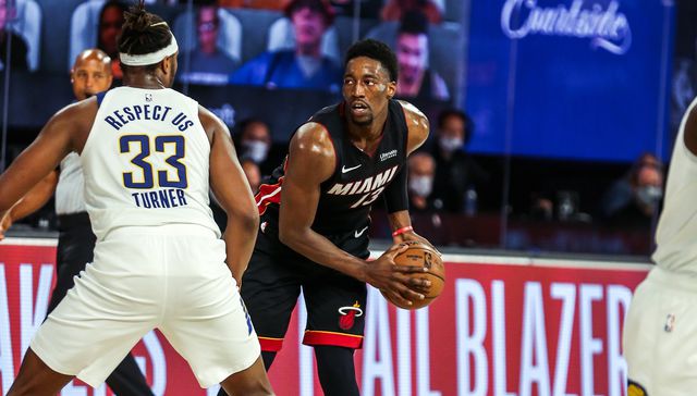 Con la escoba a mano