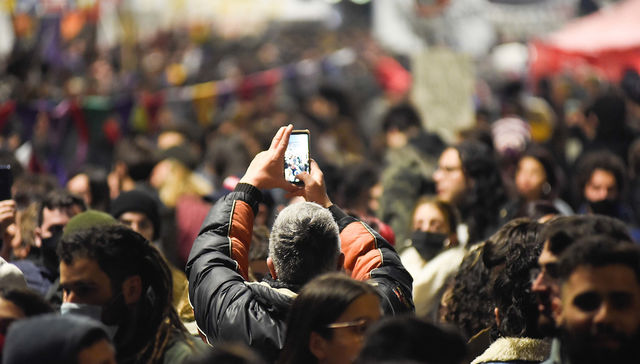 Cuidado, gente manifestándose