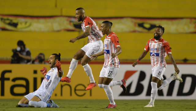 Los evita y los hace