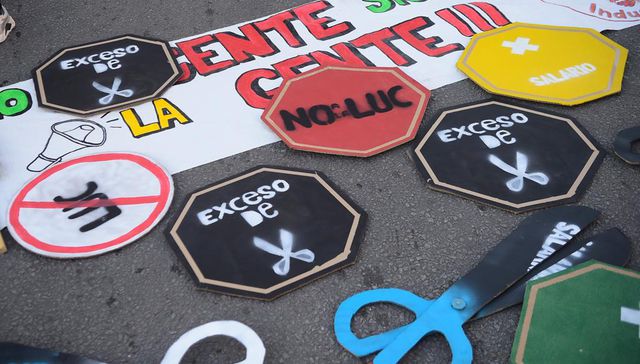 Se mueve para acá y para allá