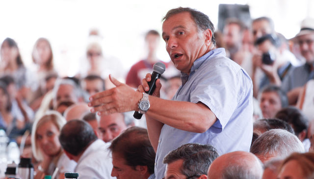 Sobre la hora y de atrás