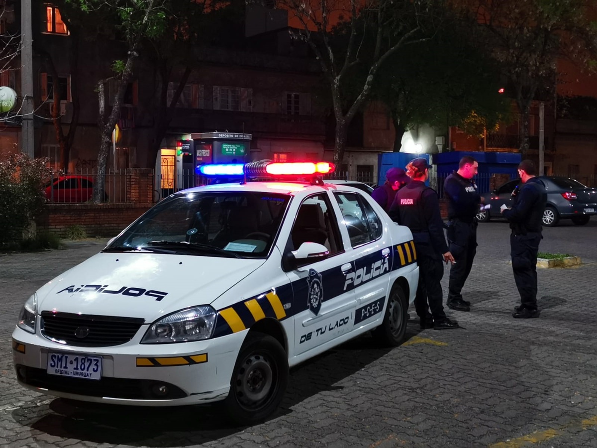 Desnudo y golpeado: investigan muerte de anciano en vivienda del Mides