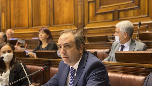 Con la carpeta bajo el brazo