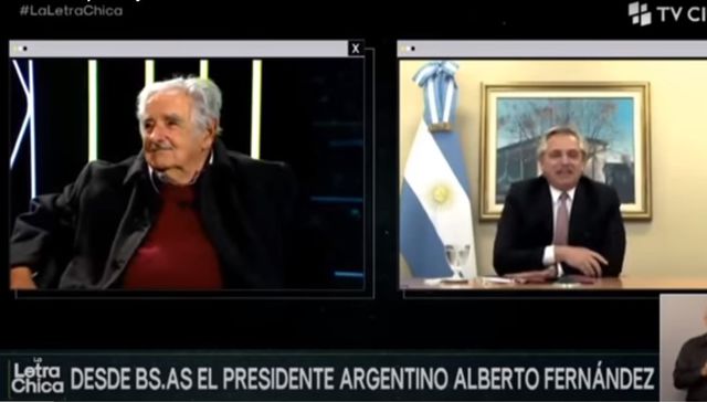 Tres son multitud