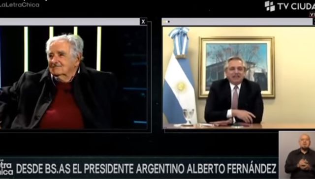 Tres son multitud
