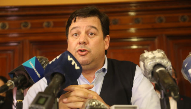 Sin cinturón y con luces apagadas