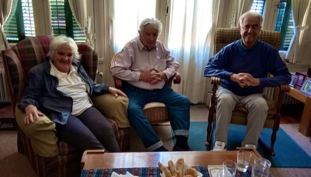 Humo blanco, azul y rojo