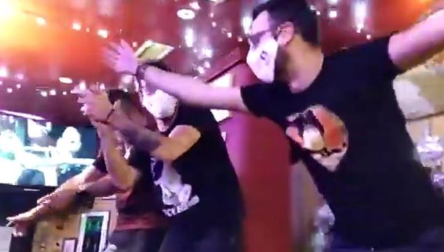 Con una copita de más