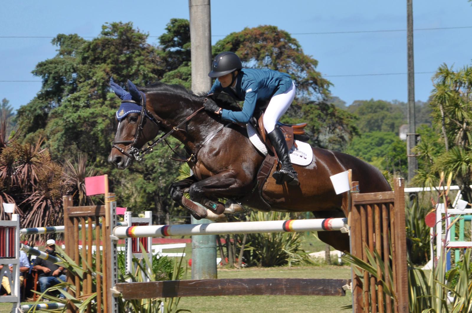 Equitación Lupe Valente se consagró campeona del Nacional de Salto en