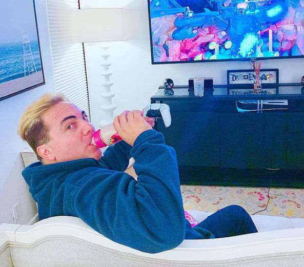 Cristian Castro furor tomando leche de la mamadera: 