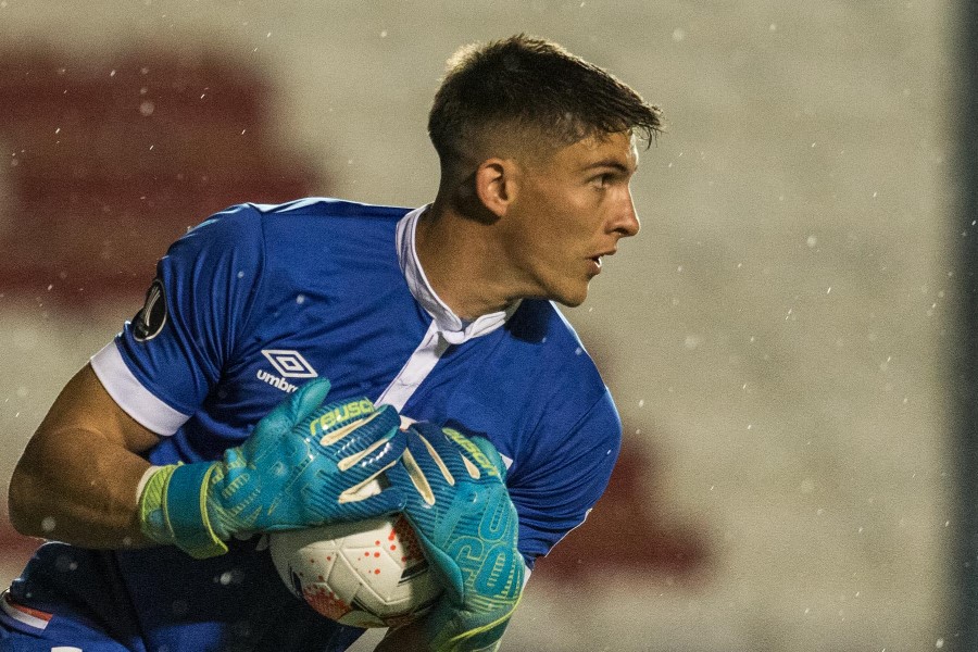 Uruguayo Rochet dice que balones rápidos del Mundial ponen a prueba a los  arqueros