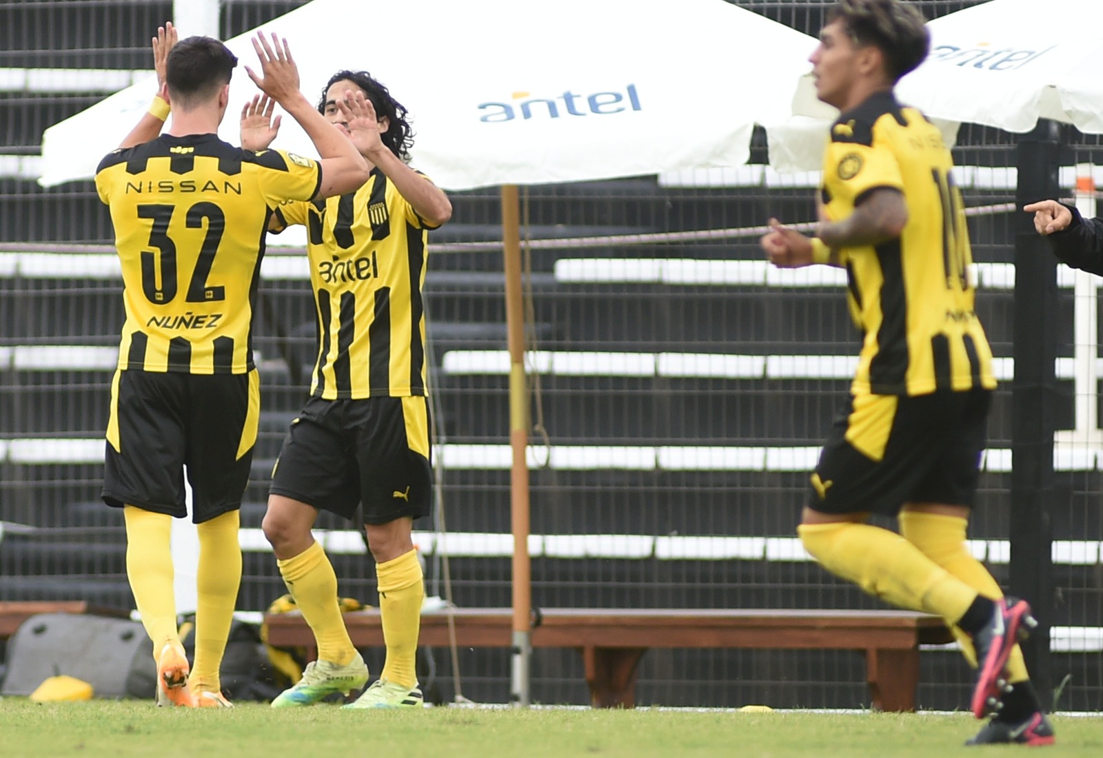 Peñarol ganó 1-0 a Boston River y sumó su primer triunfo en el