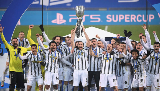 La copa en la vitrina