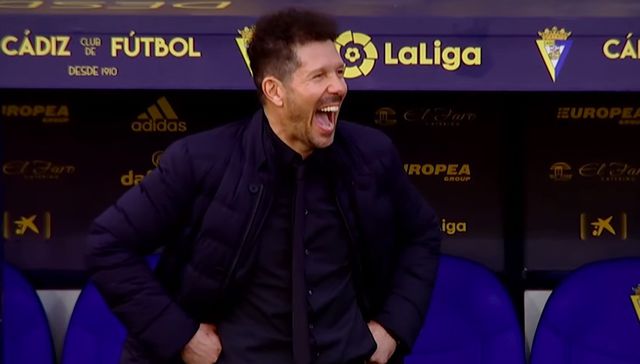 Le mojó la oreja
