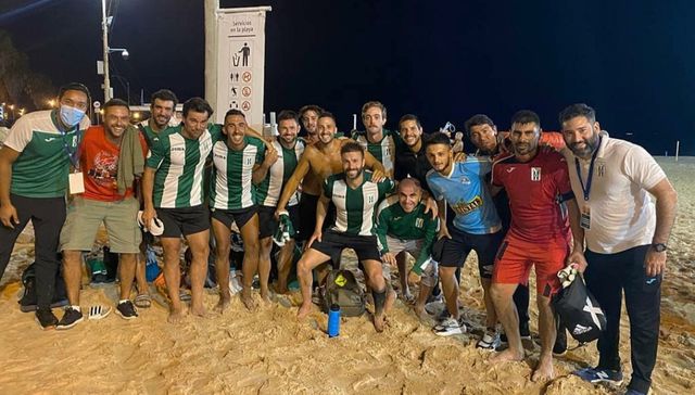 Tres nenes y dos trompos