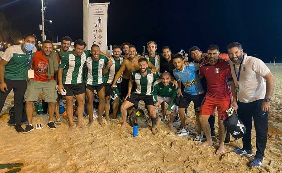 Tres nenes y dos trompos