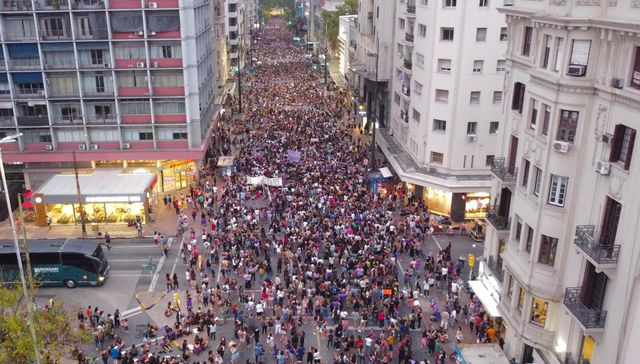 Con cartel y tapaboca